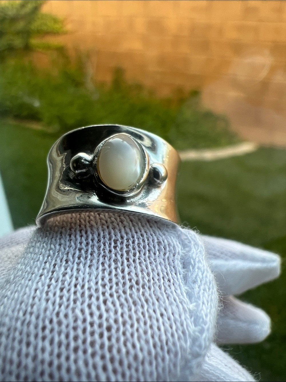 Sterling Silver Band Ring with Cream Agate stone Size 5